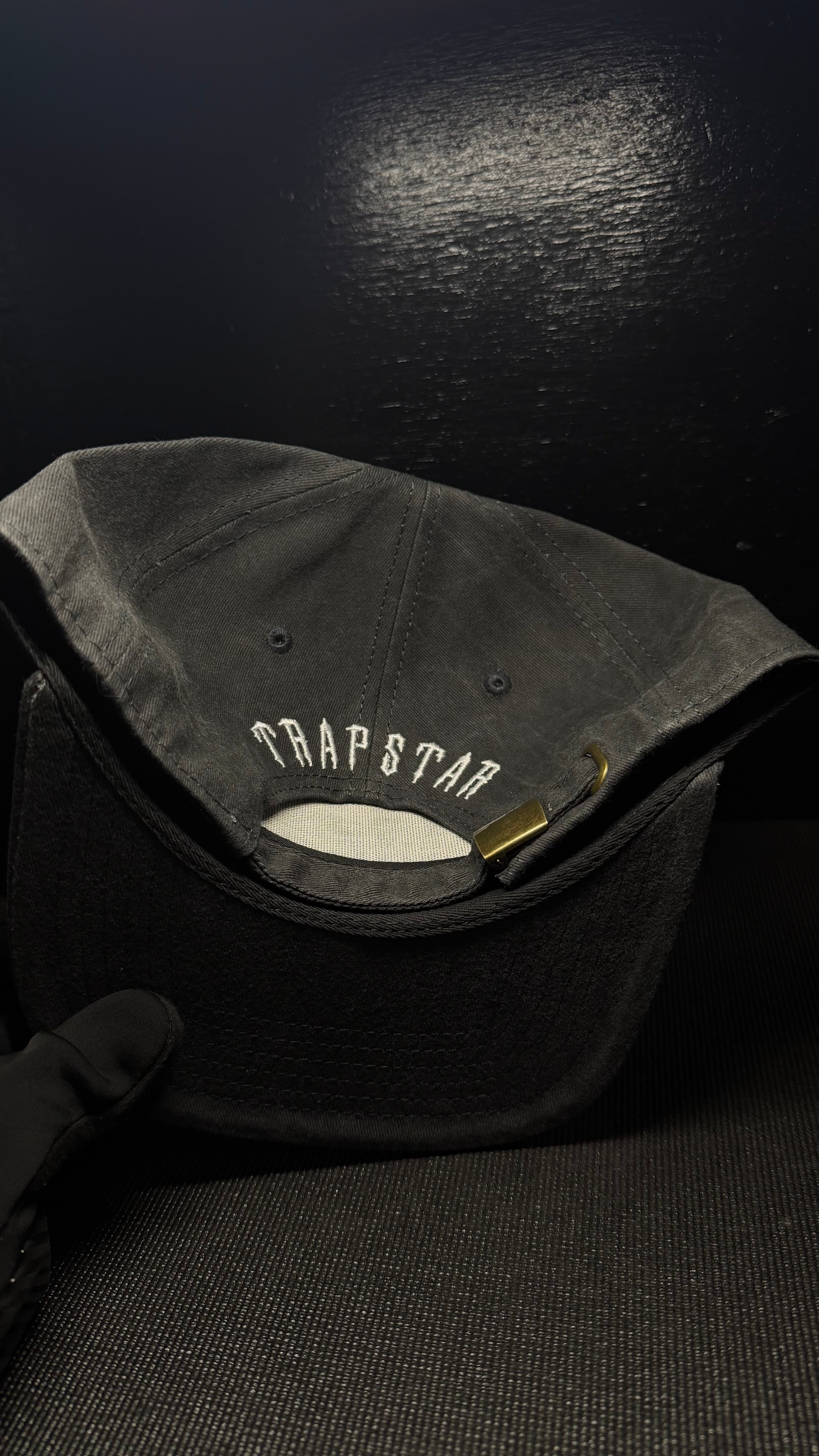 TRAPSTAR gorra negra