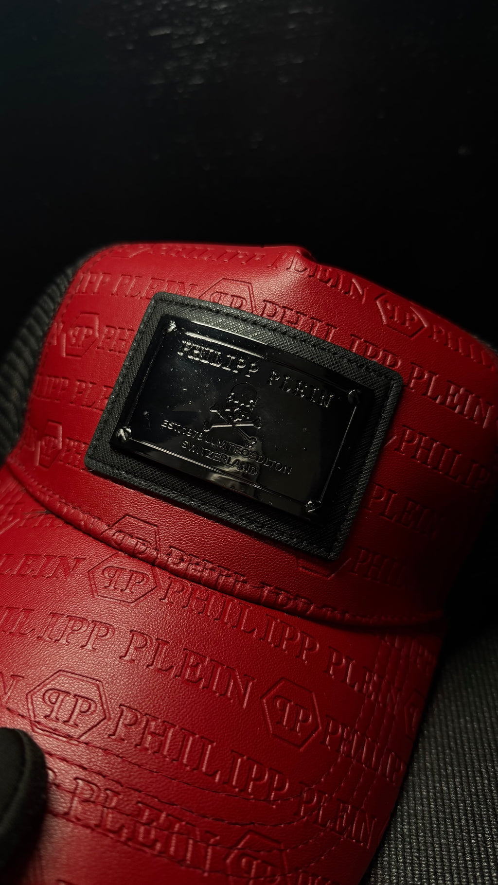 PHILIPP PLEIN gorra negra y rojo