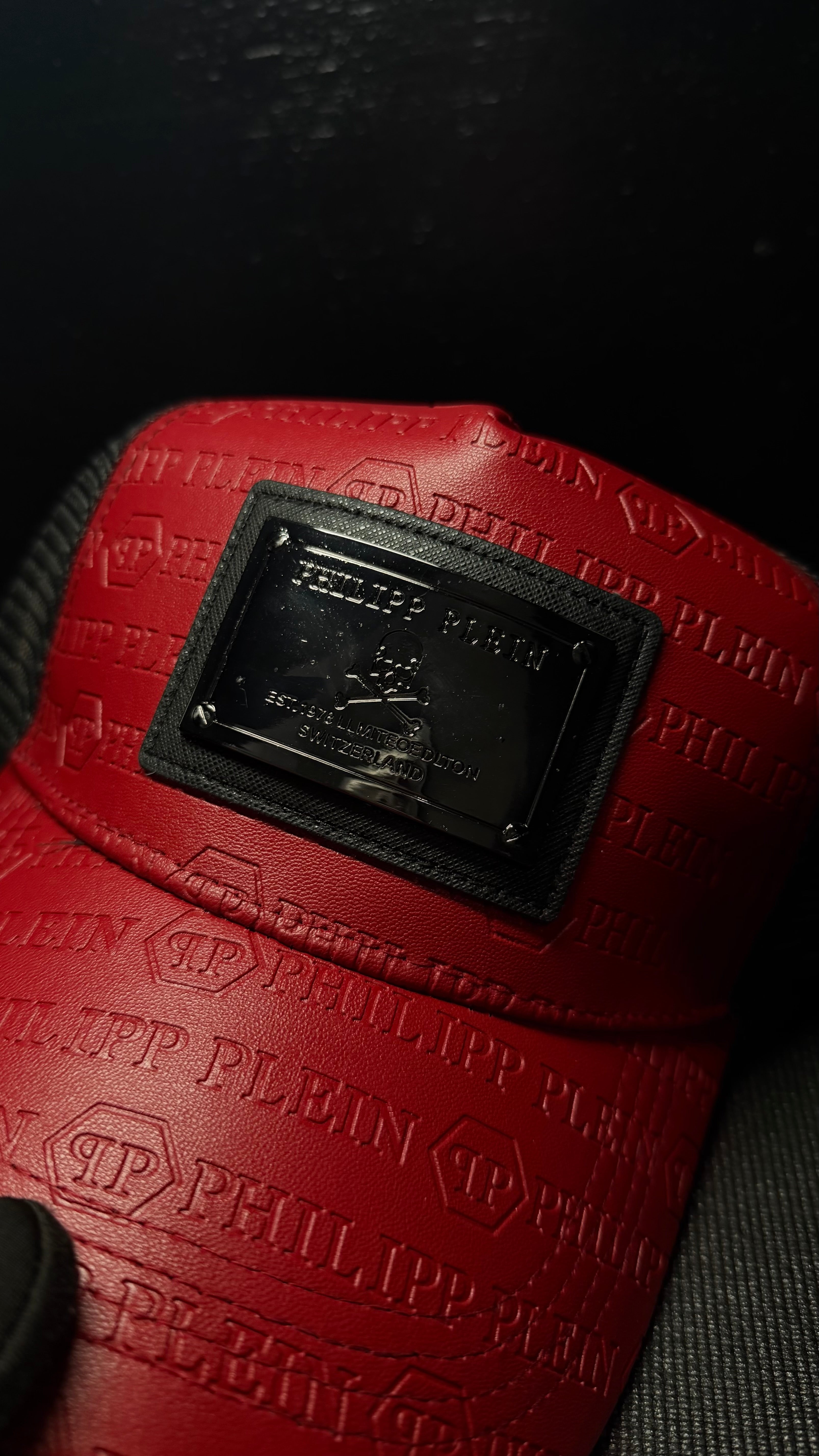 PHILIPP PLEIN gorra negra y rojo