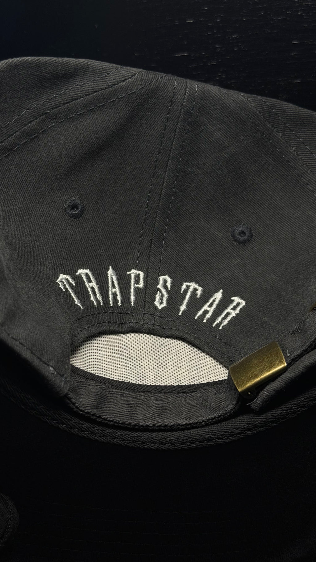 TRAPSTAR gorra negra