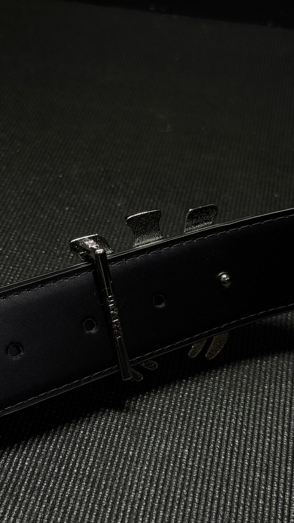 AMIRI cincho logo plateado
