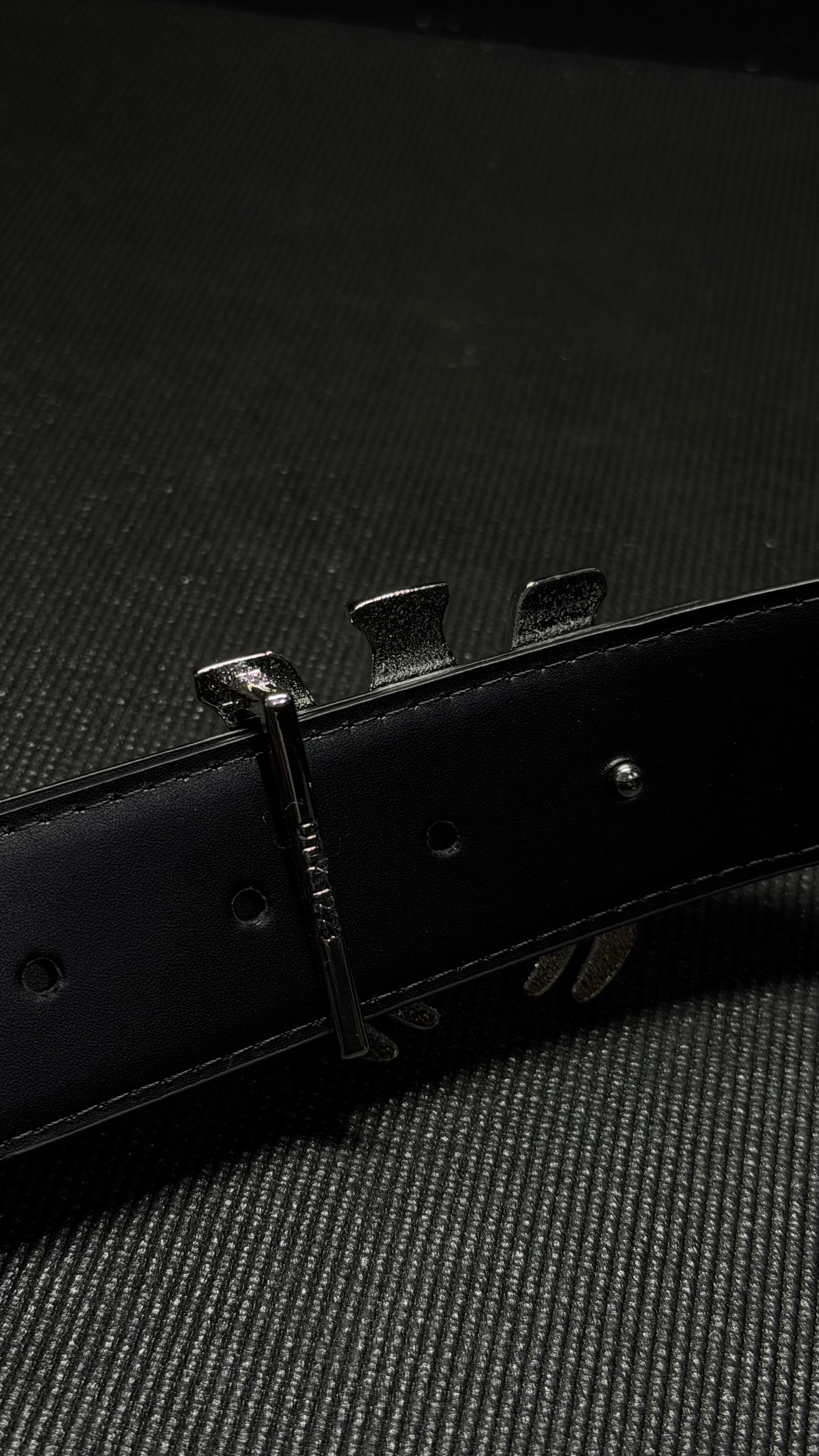 AMIRI cincho logo plateado