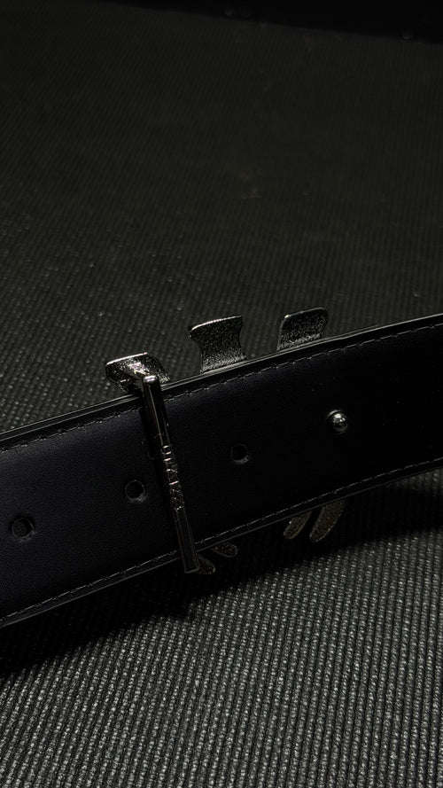 AMIRI cincho logo plateado