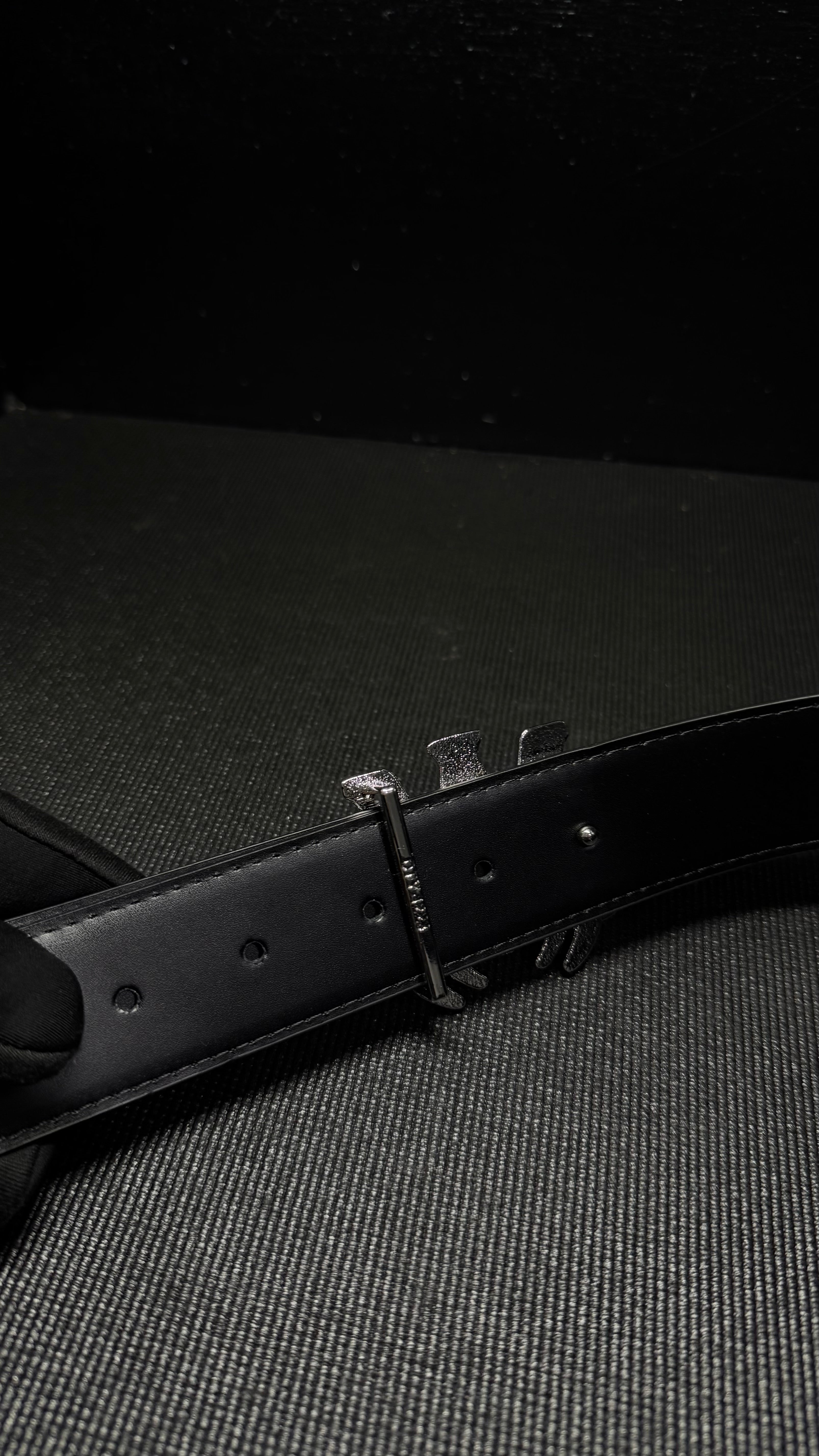 AMIRI cincho logo plateado