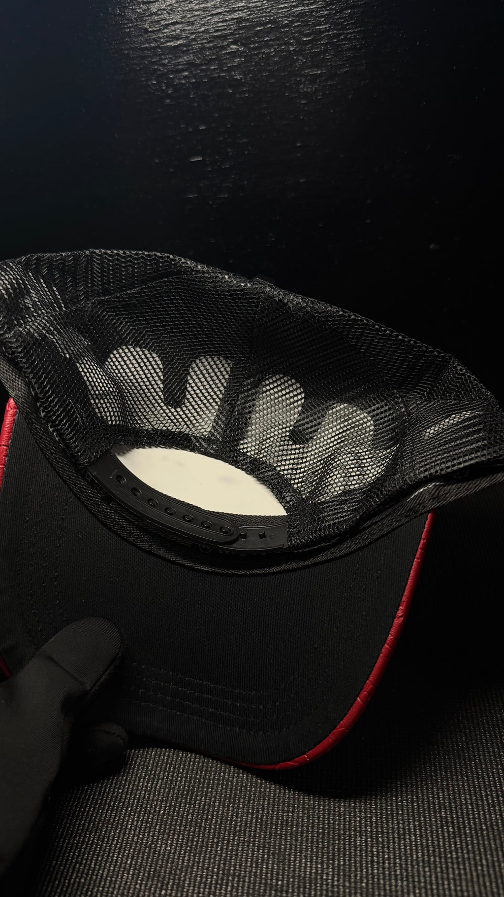 PHILIPP PLEIN gorra negra y rojo