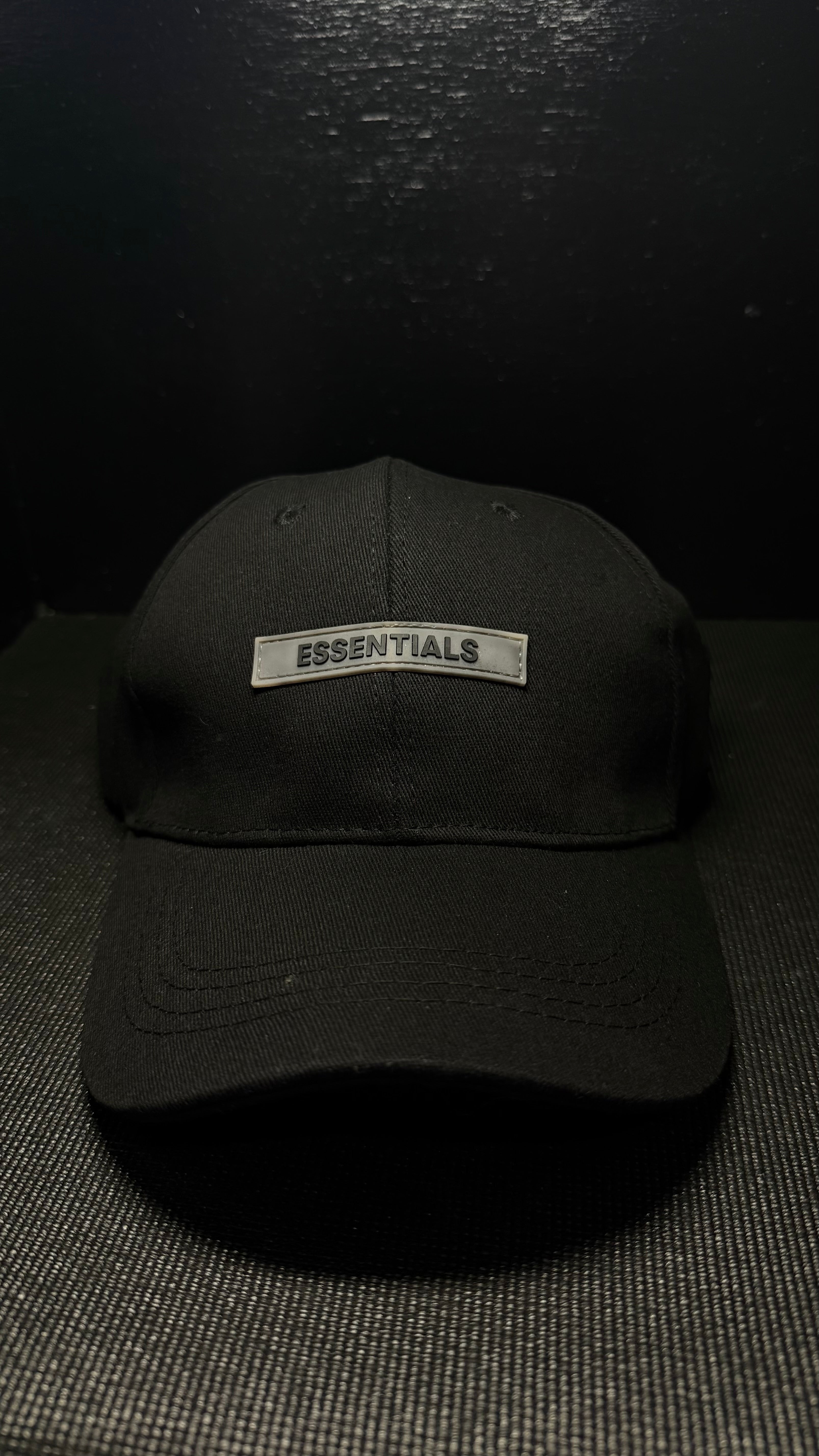 ESSENTIALS gorra negra