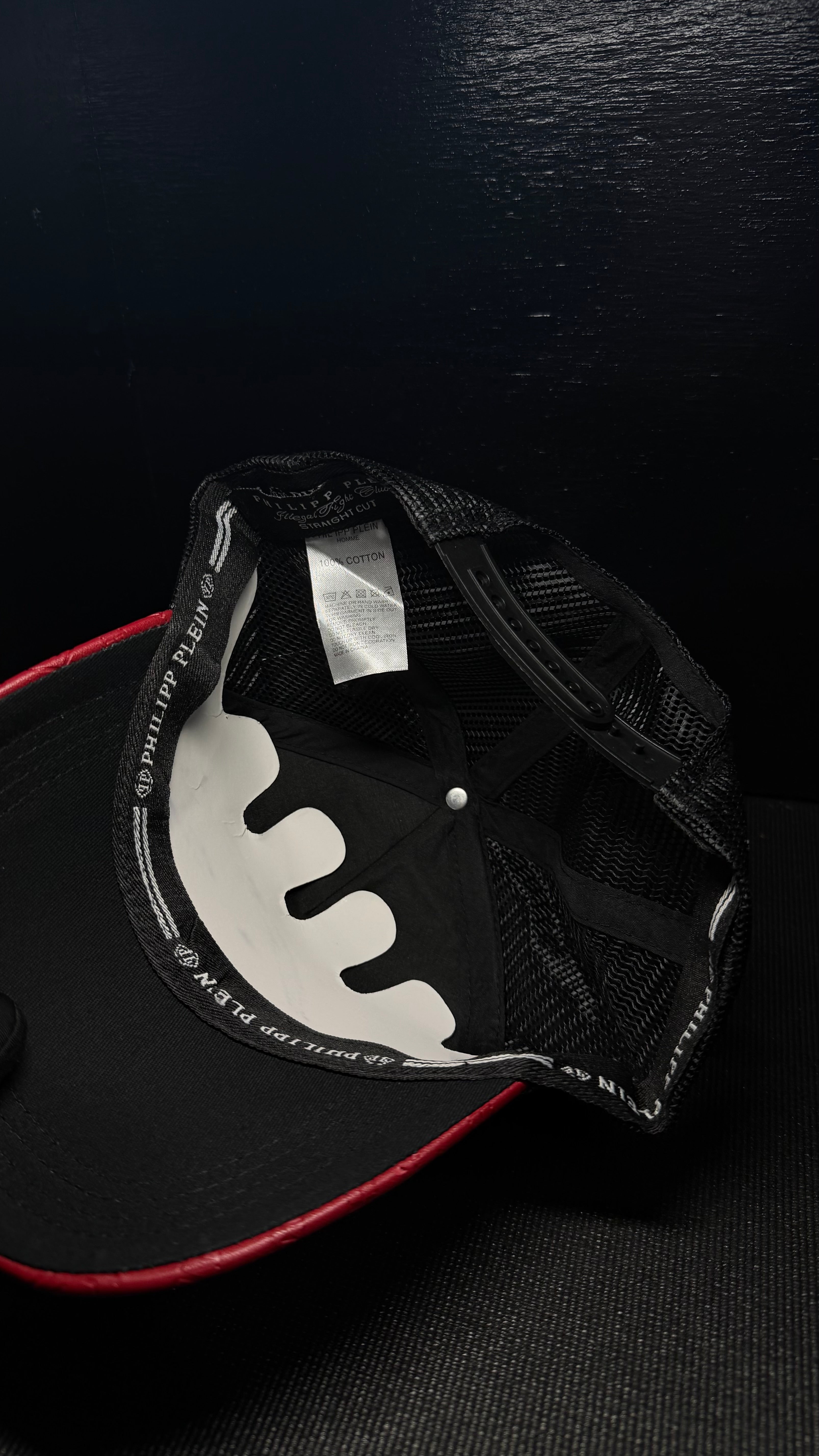 PHILIPP PLEIN gorra negra y rojo