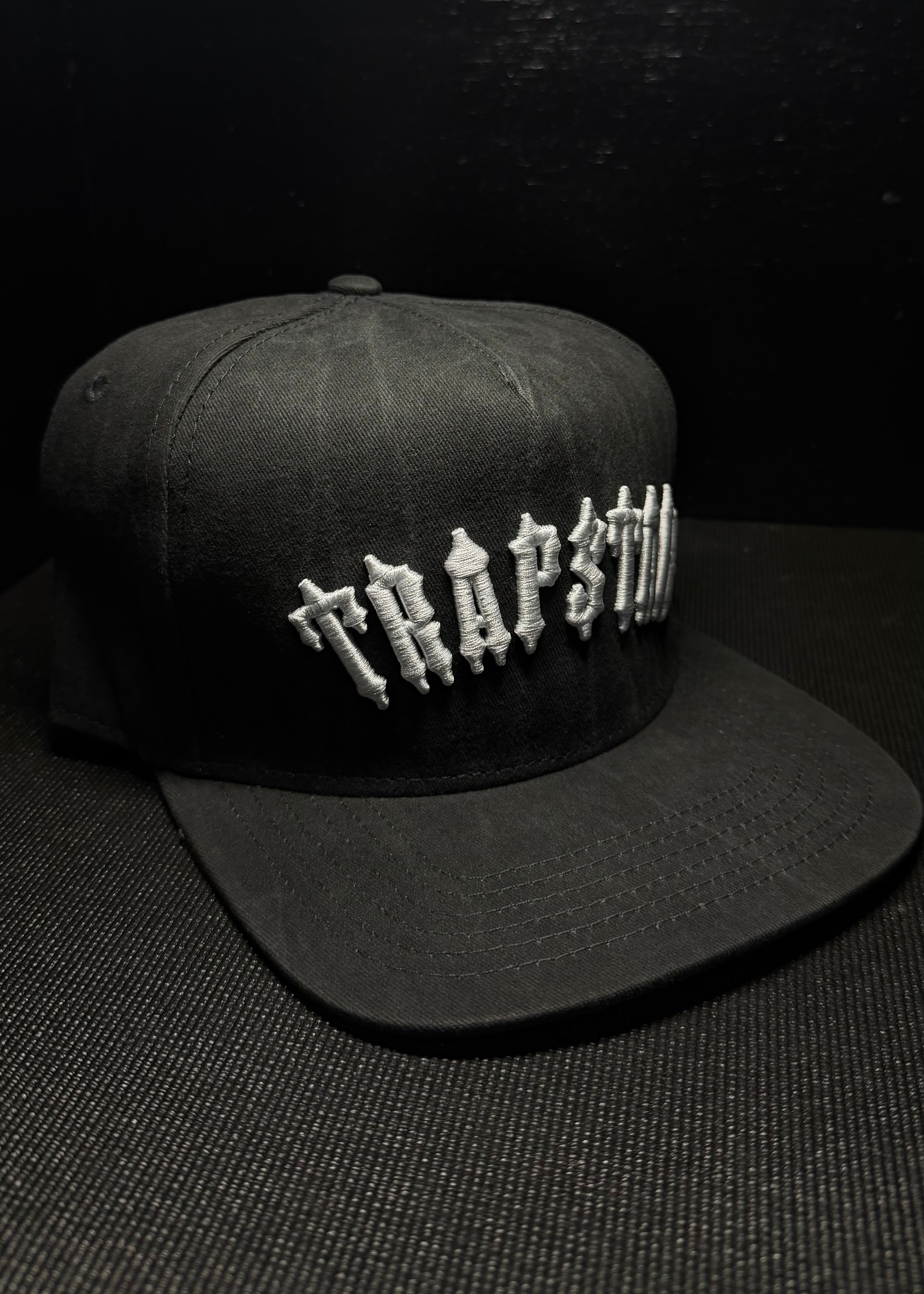 TRAPSTAR gorra negra