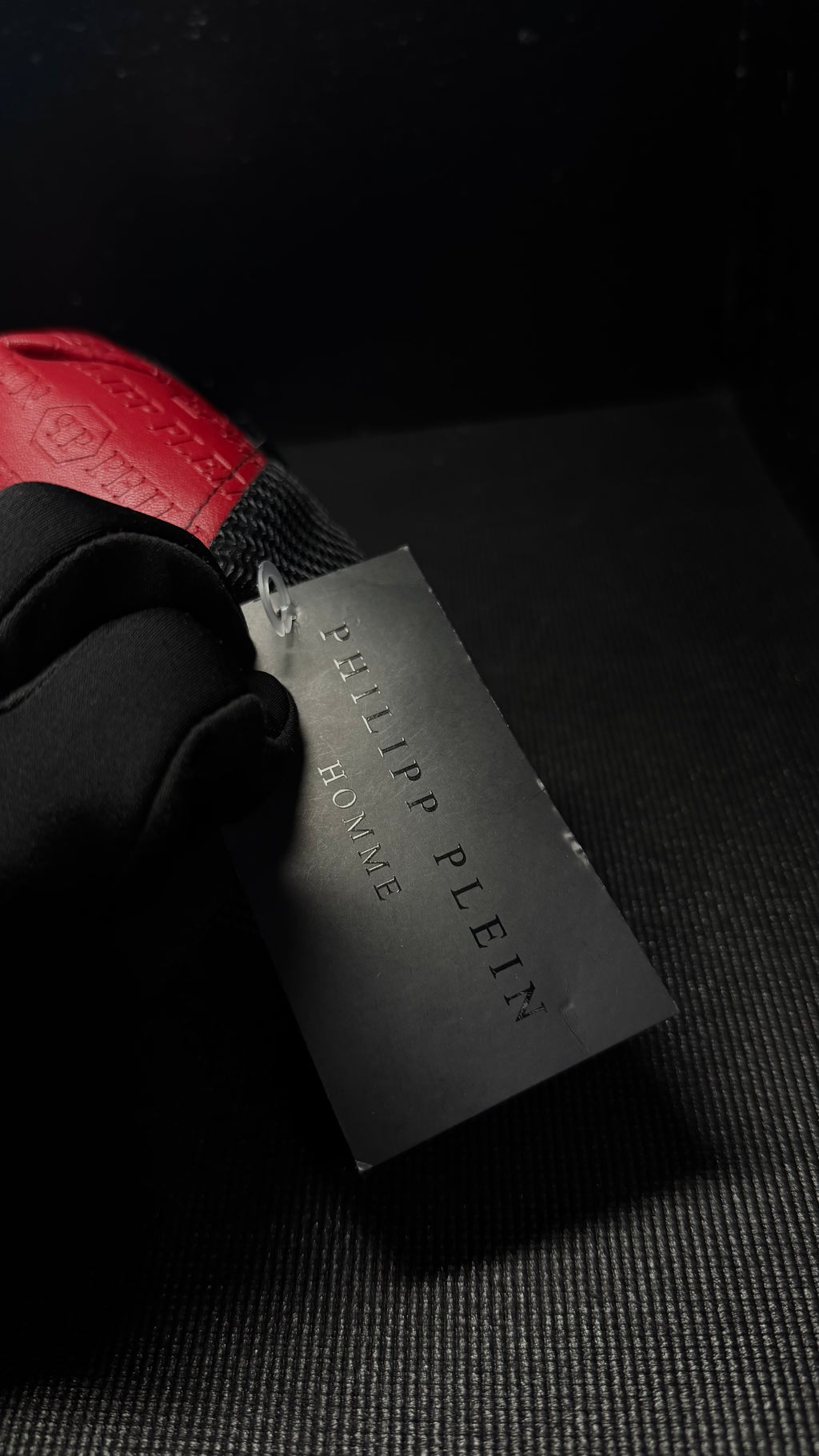 PHILIPP PLEIN gorra negra y rojo