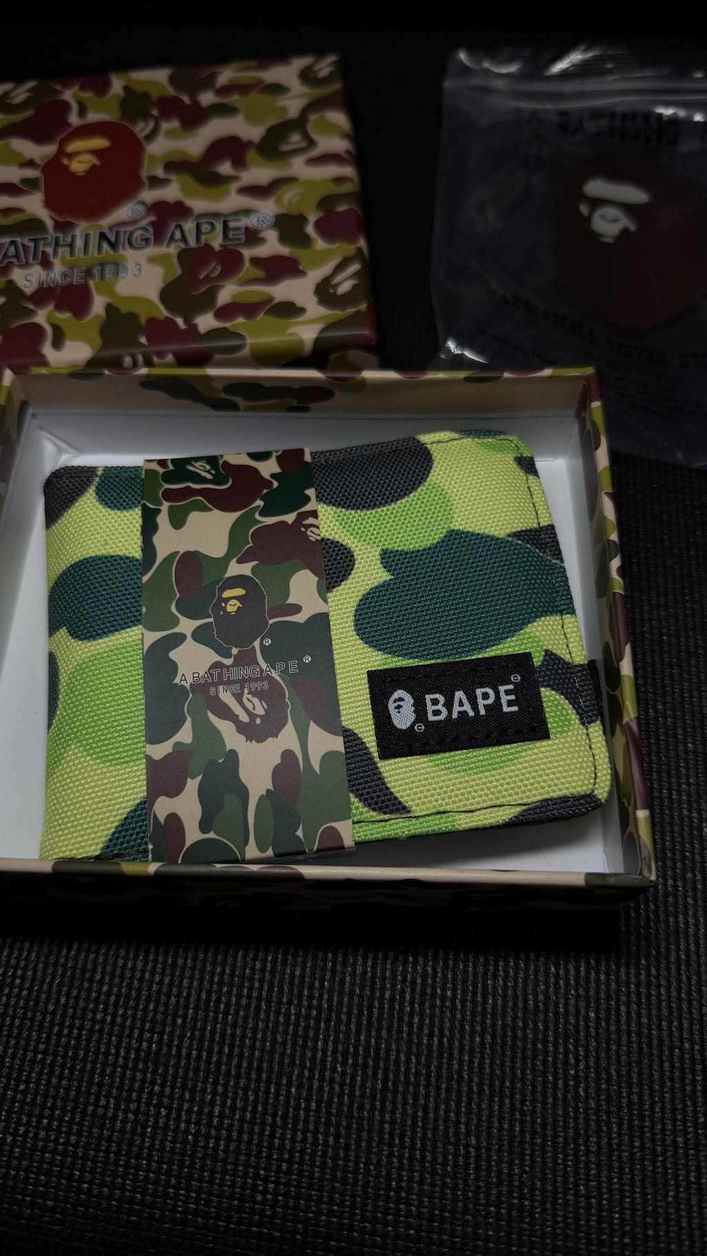 BAPE billetera verde
