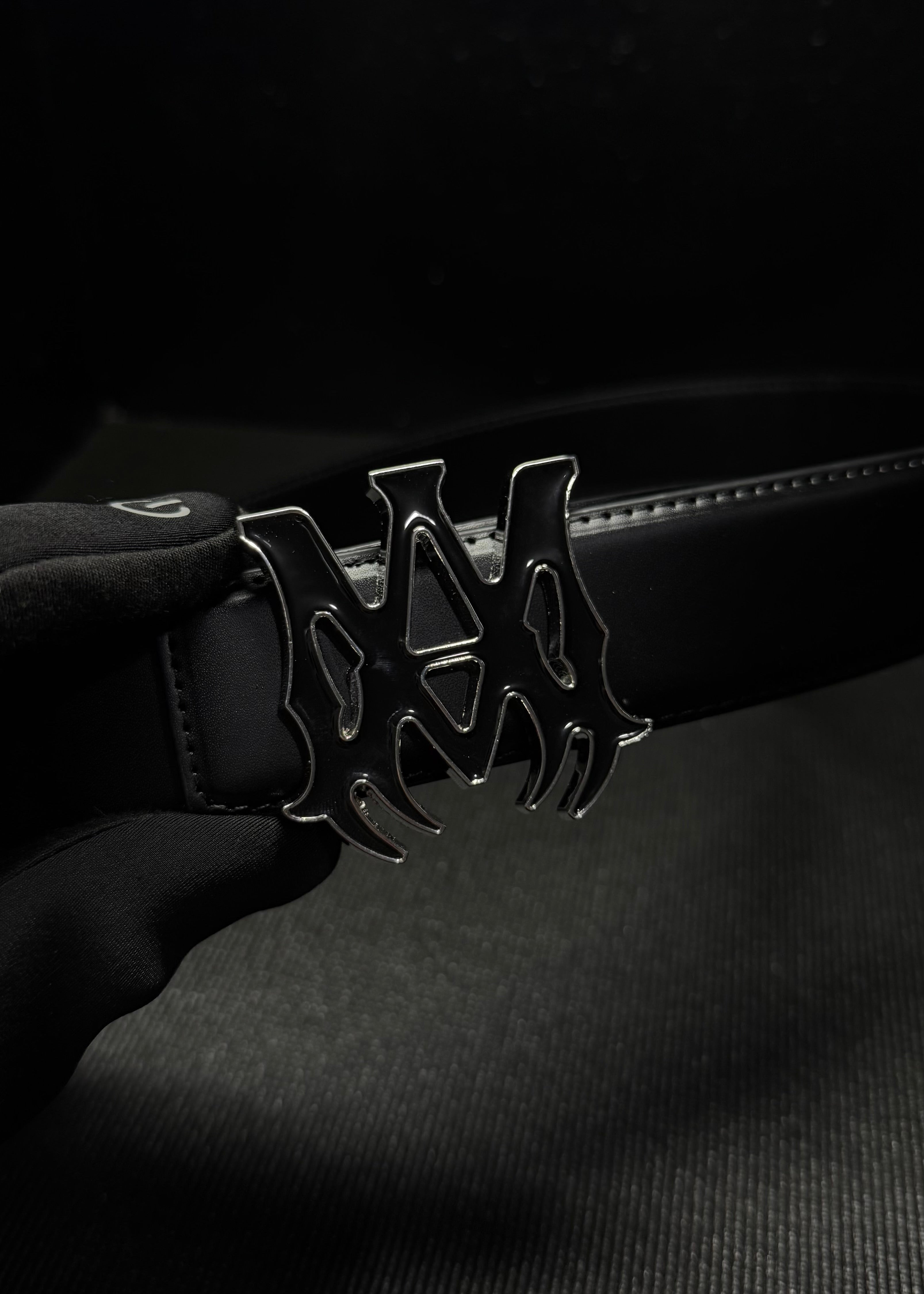 AMIRI cincho logo plateado