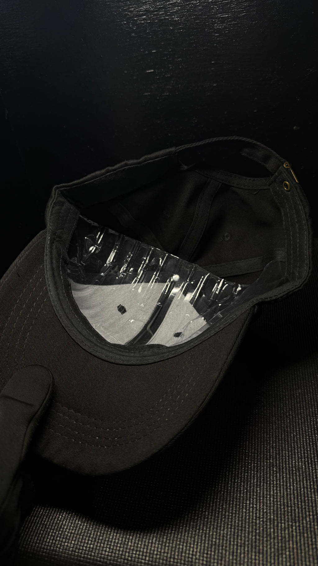ESSENTIALS gorra negra