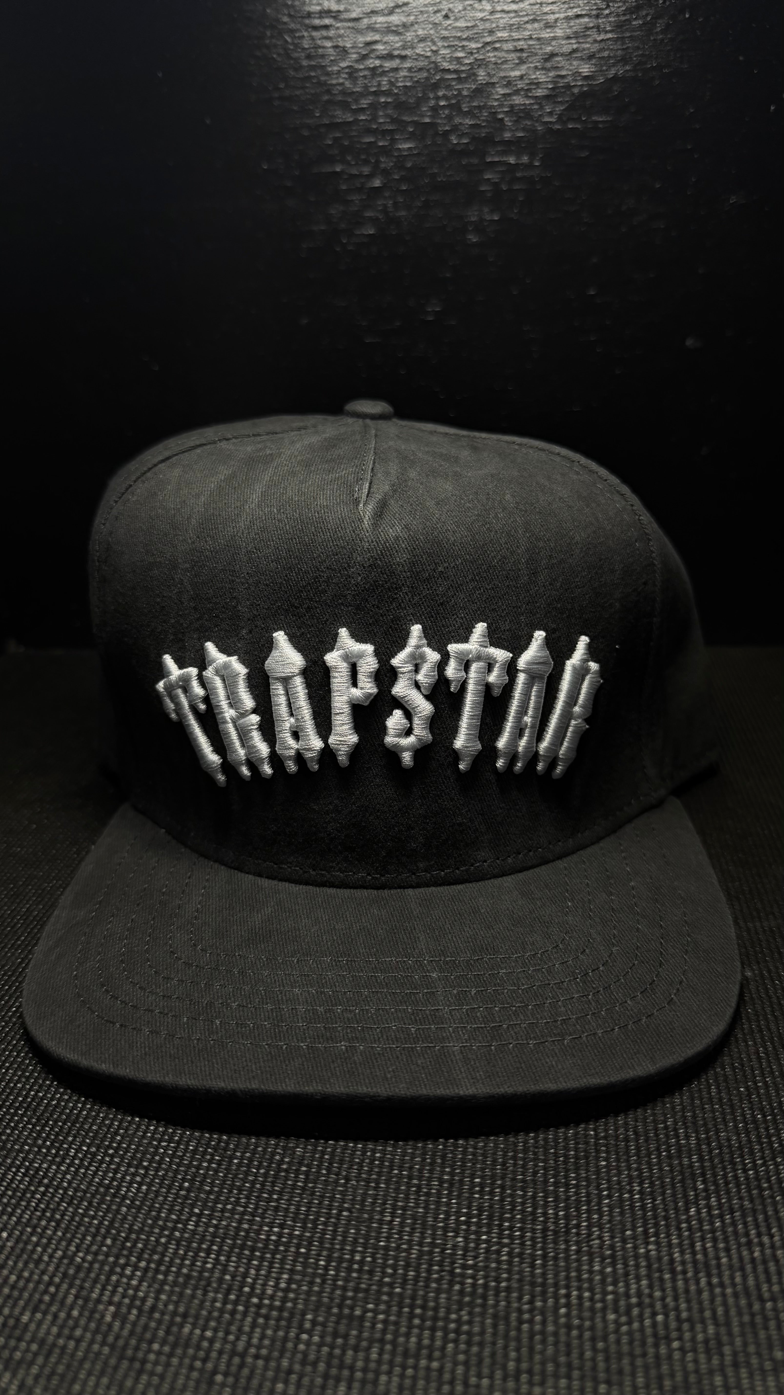 TRAPSTAR gorra negra