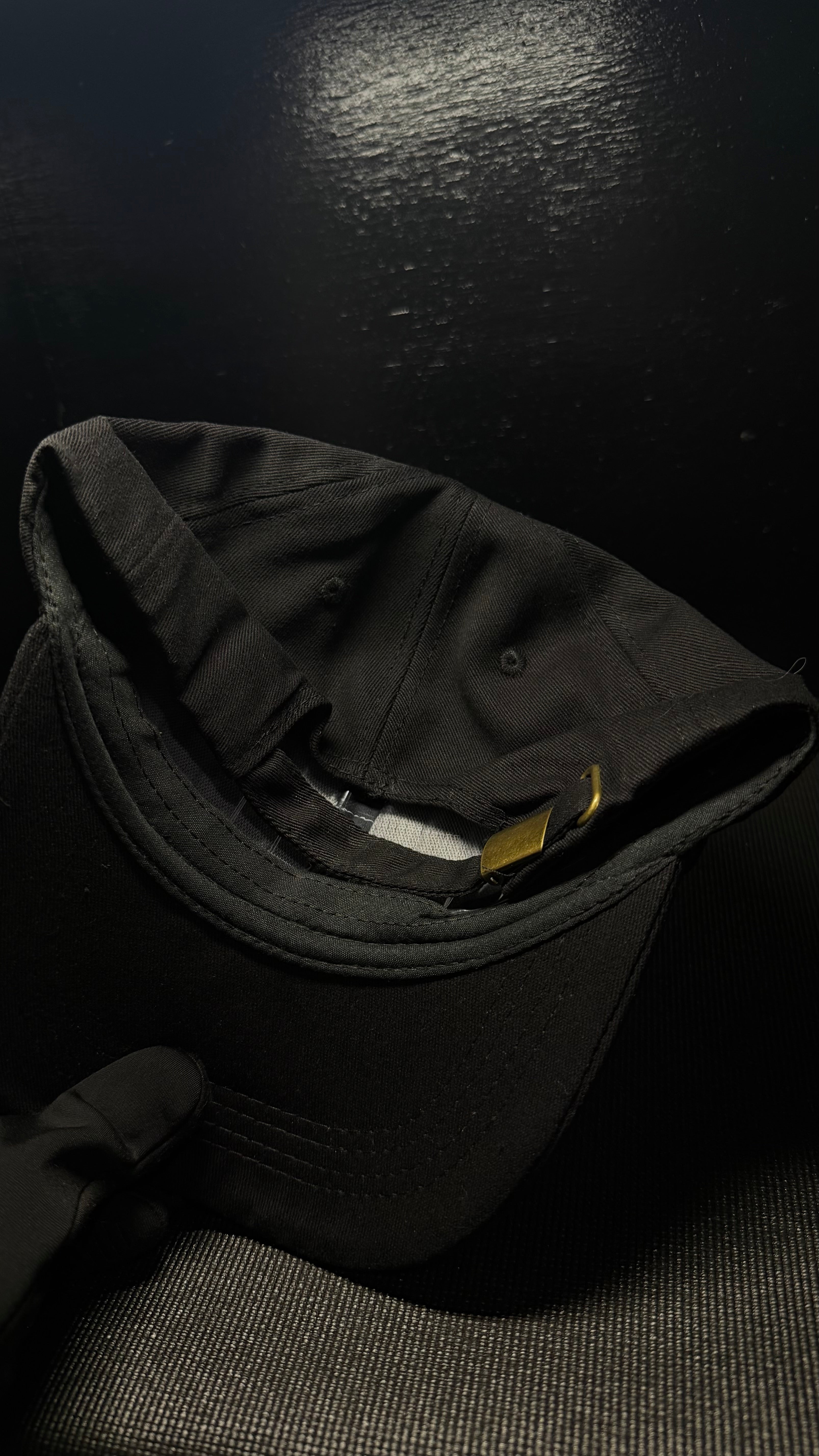 ESSENTIALS gorra negra