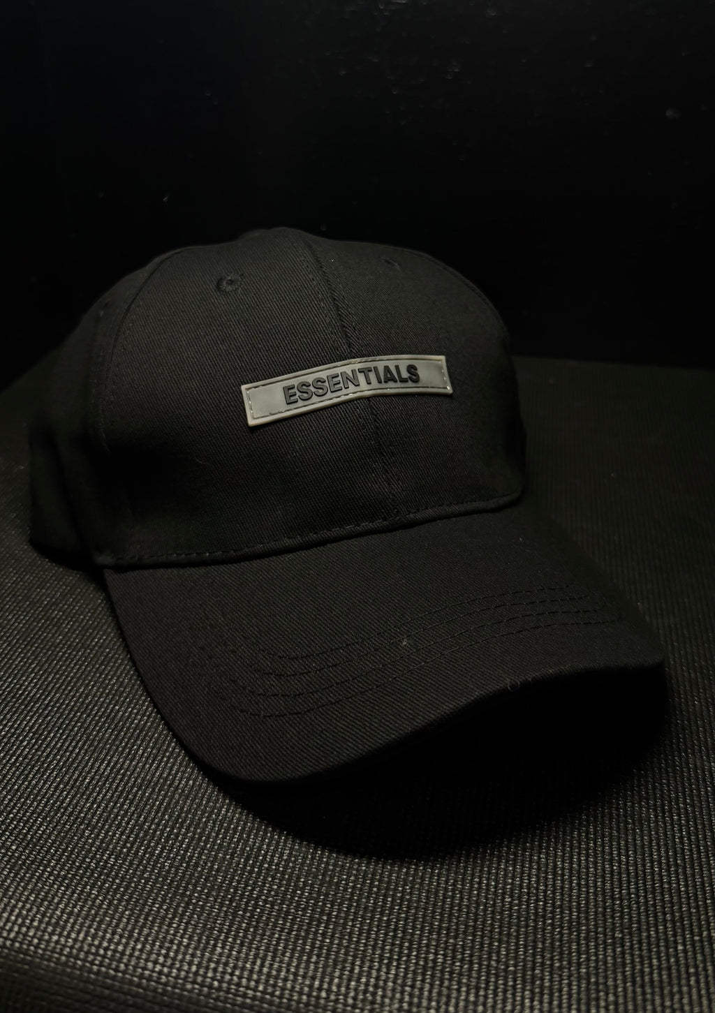 ESSENTIALS gorra negra
