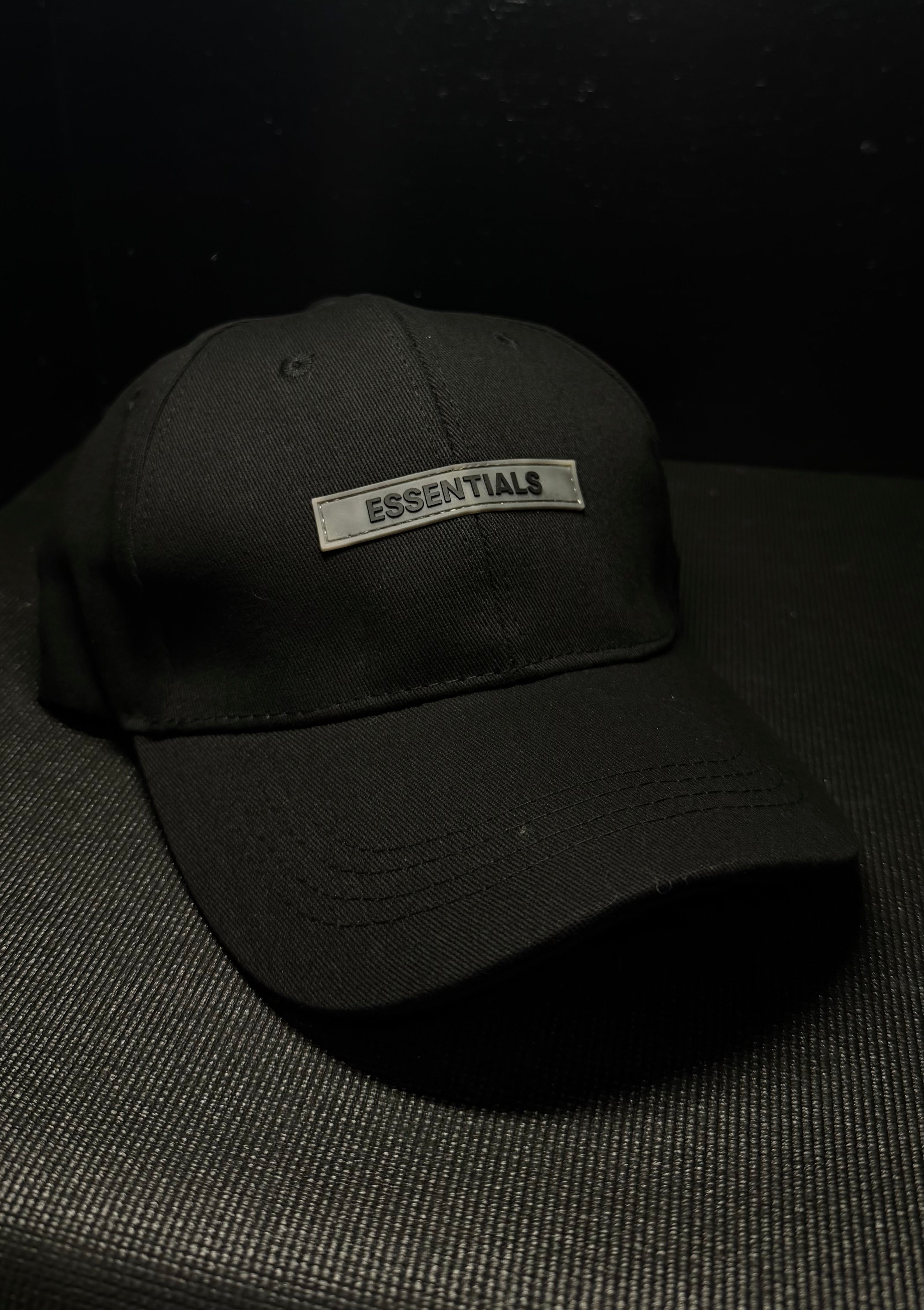 ESSENTIALS gorra negra