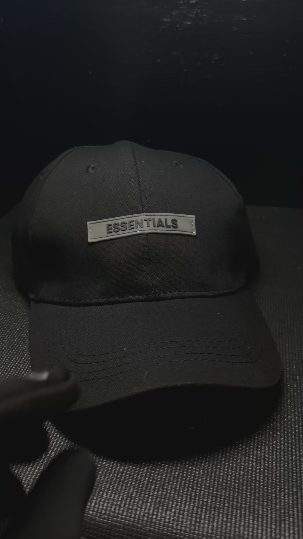 ESSENTIALS gorra negra