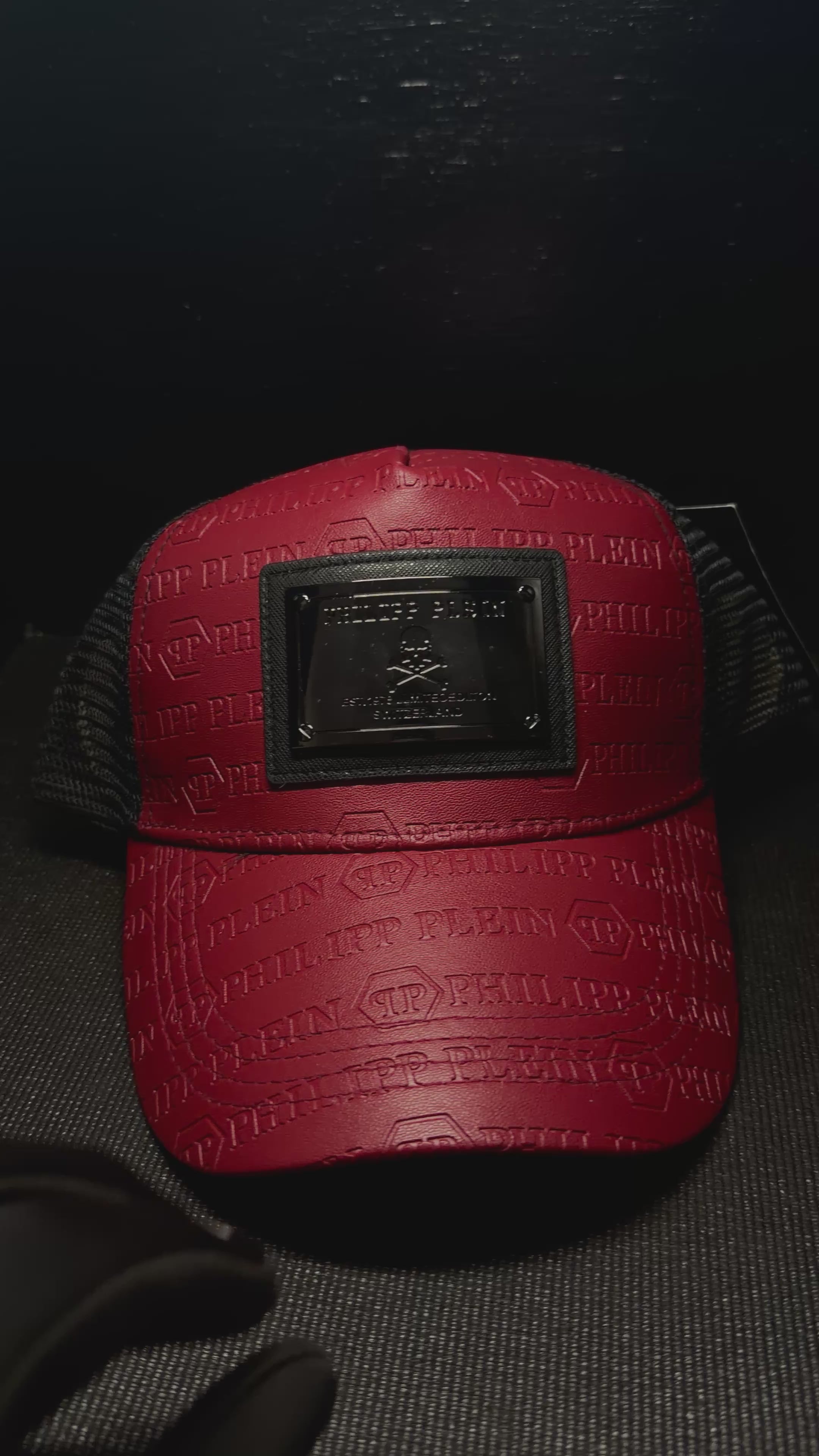 PHILIPP PLEIN gorra negra y rojo